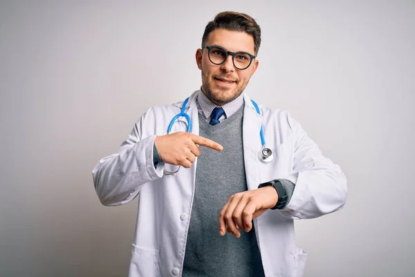 Junger Arzt Mit Blauen Augen Arztkittel Und Stethoskop Über Isoliertem — Stockfoto