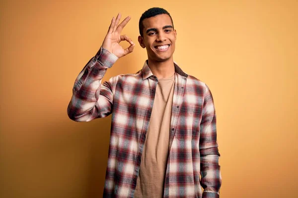잘생긴 아프리카 미국인 남자가 긍정적 미소를 있습니다 손가락으로 괜찮은 사인을 — 스톡 사진