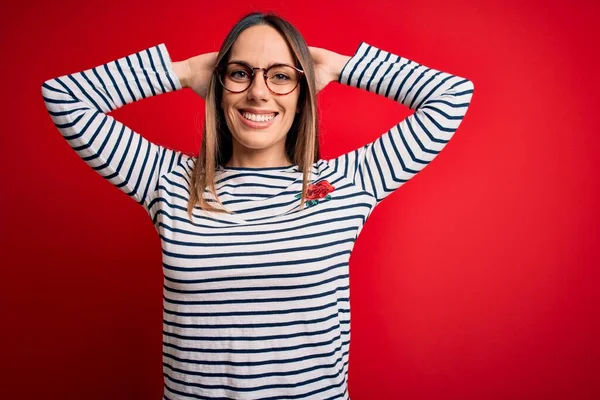 Jonge Mooie Blonde Vrouw Met Blauwe Ogen Dragen Bril Staan — Stockfoto