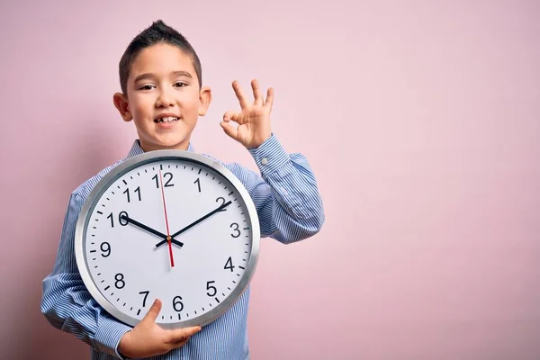 Jovem Garoto Segurando Relógio Grande Minuto Sobre Fundo Rosa Isolado — Fotografia de Stock