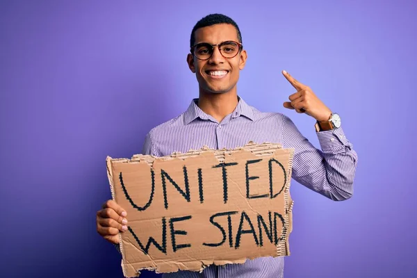 Afrykański Amerykański Aktywista Prosi Unię Trzymającą Sztandar Zjednoczonym Przesłaniem Zaskoczoną — Zdjęcie stockowe