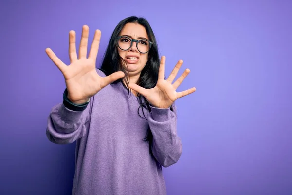 Junge Brünette Frau Mit Brille Über Lila Isolierten Hintergrund Ängstlich — Stockfoto