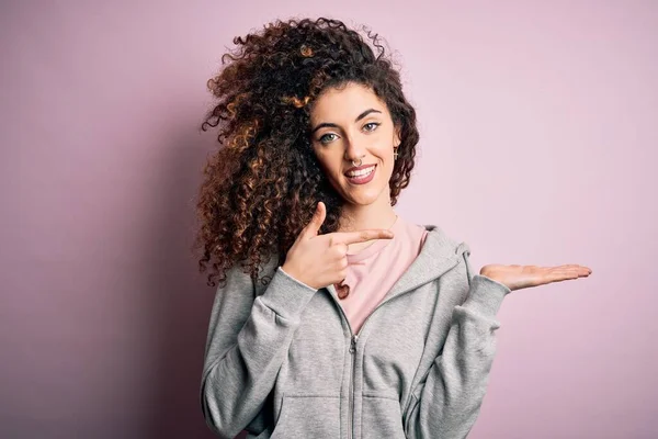 Wanita Muda Cantik Berambut Cokelat Dengan Rambut Keriting Dan Menusuk — Stok Foto