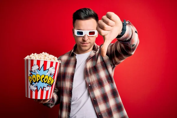 Giovane Uomo Caucasico Bello Indossare Occhiali Film Mangiare Popcorn Cercando — Foto Stock