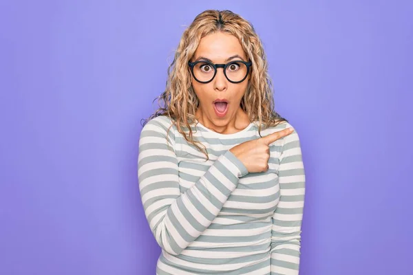 Mulher Loira Bonita Vestindo Casual Listrado Shirt Óculos Sobre Fundo — Fotografia de Stock