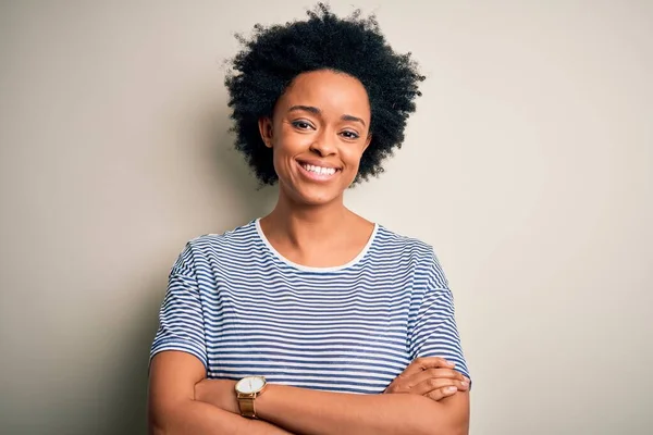 Ung Vacker Afroamerikansk Afro Kvinna Med Lockigt Hår Bär Randig — Stockfoto