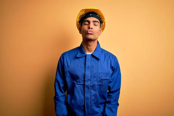 Jeune Beau Travailleur Afro Américain Portant Uniforme Bleu Casque Sécurité — Photo