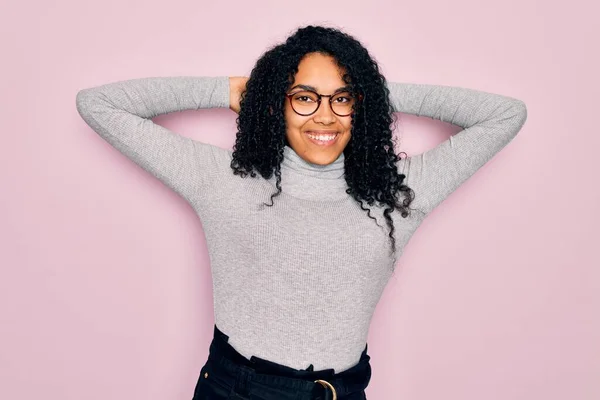 Młoda Afroamerykanka Ubrana Sweter Okulary Różowym Tle Relaksująca Rozciągająca Się — Zdjęcie stockowe