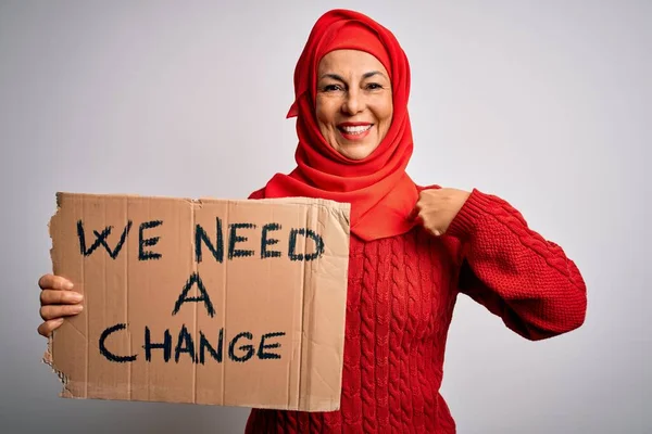 Frau Mittleren Alters Mit Muslimischem Hijab Fordert Veränderung Und Hält — Stockfoto