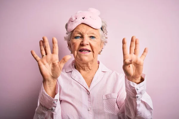 Senior Hermosa Mujer Con Máscara Sueño Pijama Sobre Fondo Rosa —  Fotos de Stock