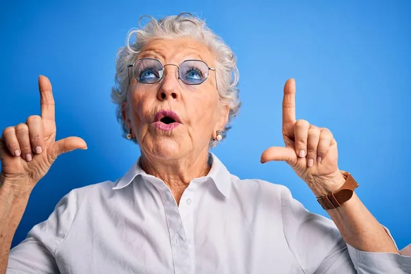 Senior Vacker Kvinna Bär Elegant Skjorta Och Glasögon Över Isolerad — Stockfoto