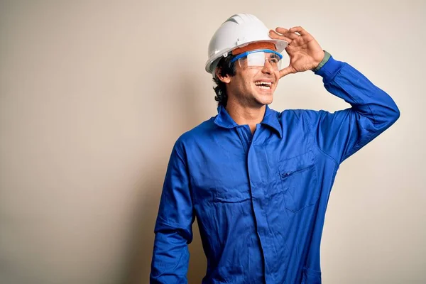 Homem Jovem Construtor Vestindo Uniforme Capacete Segurança Sobre Fundo Branco — Fotografia de Stock