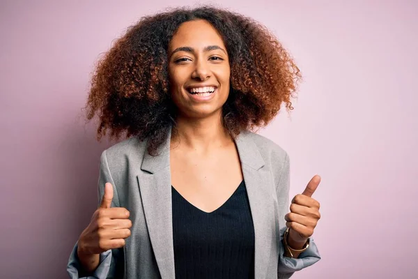 Ung Afrikansk Amerikansk Affärskvinna Med Afro Hår Bär Elegant Jacka — Stockfoto