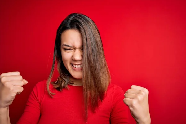 Joven Chica Morena Hermosa Con Camiseta Casual Sobre Fondo Rojo — Foto de Stock