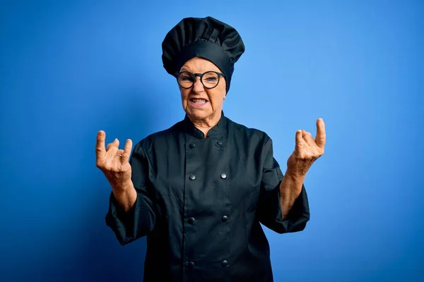 Senior Hermosa Mujer Chef Pelo Gris Con Uniforme Cocina Sombrero —  Fotos de Stock