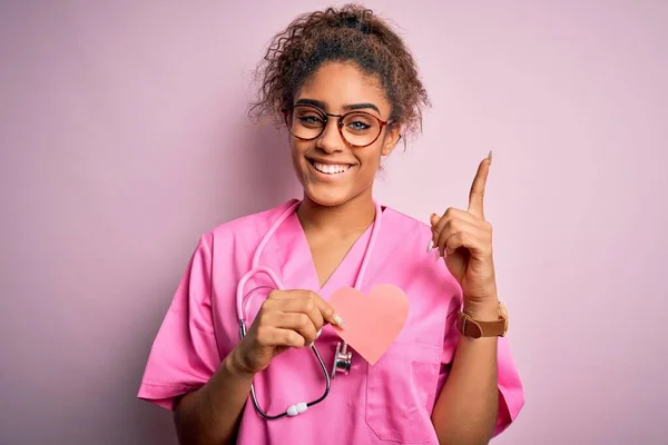 Afrikanisch Amerikanischer Kardiologe Mädchen Medizinischer Uniform Und Stethoskop Hält Herz — Stockfoto