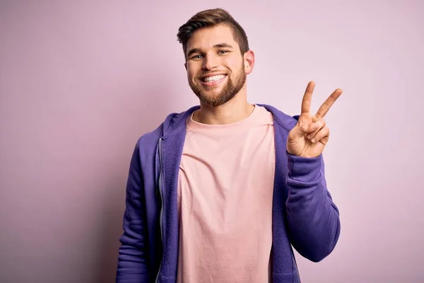Young Blond Man Beard Blue Eyes Wearing Purple Sweatshirt Pink — Stock Photo, Image