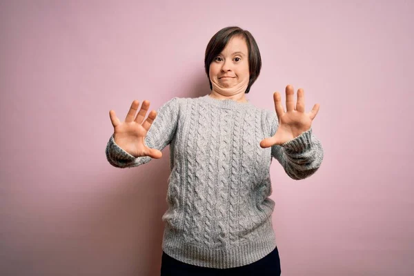 Giovane Donna Sindrome Indossa Maglione Casual Sfondo Isolato Spaventato Terrorizzato — Foto Stock