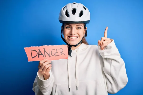 Молодая Красивая Рыжая Велосипедистка Велосипедном Шлеме Держит Опасное Бумажное Сообщение — стоковое фото