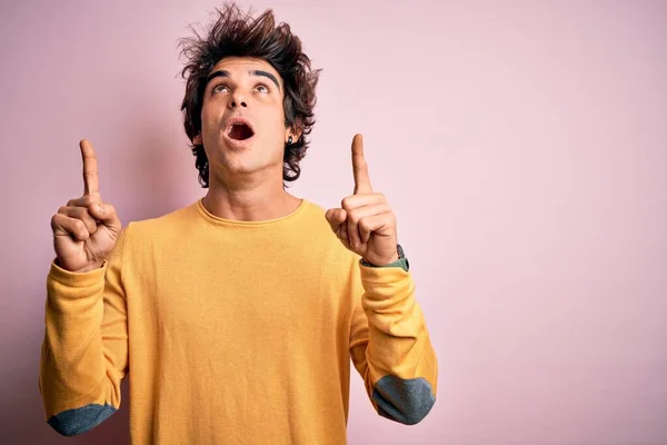 Jovem Bonito Homem Vestindo Amarelo Casual Shirt Sobre Isolado Rosa — Fotografia de Stock