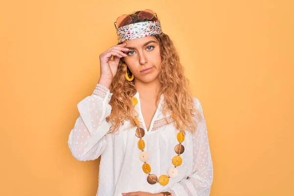 Joven Hermosa Rubia Hippie Mujer Con Ojos Azules Con Gafas —  Fotos de Stock
