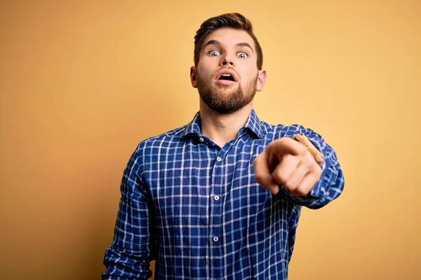 Joven Hombre Negocios Rubio Con Barba Ojos Azules Con Camisa —  Fotos de Stock