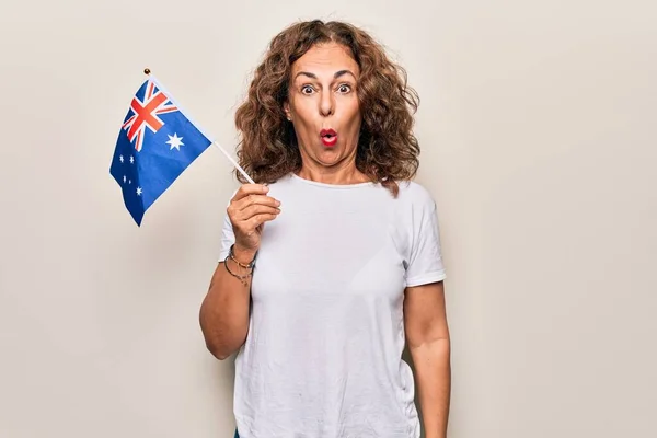 Középkorú Gyönyörű Hazafias Kezében Ausztrál Zászló Felett Elszigetelt Fehér Háttér — Stock Fotó