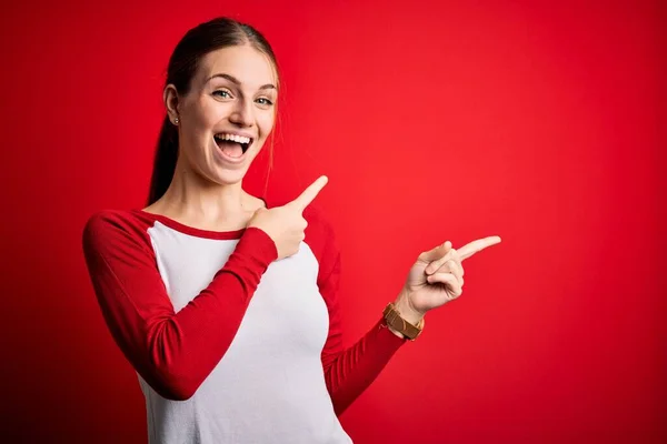 Joven Hermosa Pelirroja Vistiendo Camiseta Casual Sobre Fondo Rojo Aislado —  Fotos de Stock