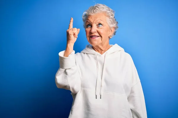 Senior Schöne Sportliche Frau Weißem Sweatshirt Über Isoliertem Blauen Hintergrund — Stockfoto