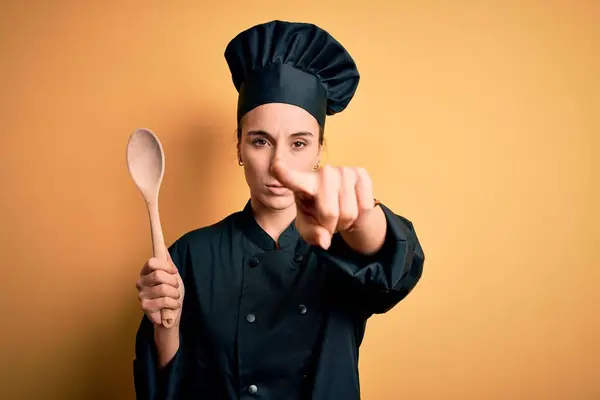 Joven Mujer Hermosa Chef Con Uniforme Cocina Sombrero Sosteniendo Cuchara —  Fotos de Stock