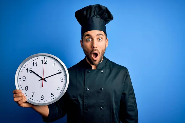 Joven Guapo Cocinero Con Barba Llevando Uniforme Sosteniendo Reloj Haciendo — Foto de Stock