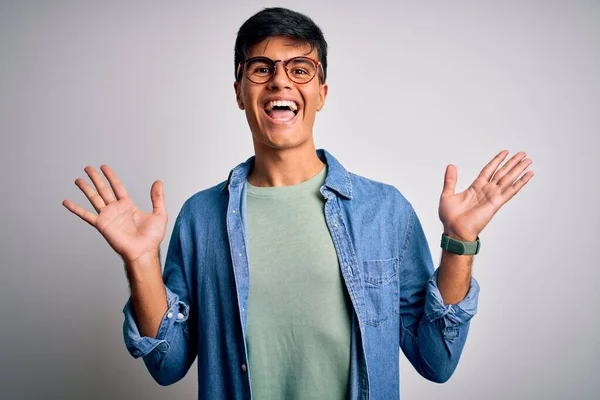 Mladý Pohledný Muž Neformální Košili Brýlích Izolovaném Bílém Pozadí Oslavující — Stock fotografie