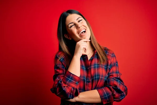 Junge Schöne Frau Lässigem Hemd Vor Rotem Hintergrund Die Selbstbewusst — Stockfoto