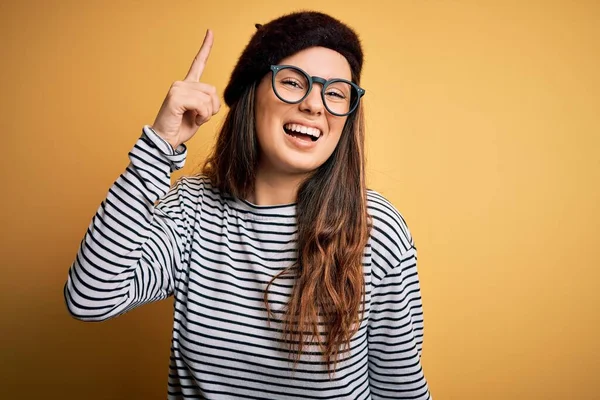 Jovem Bela Mulher Morena Vestindo Boina Francesa Óculos Sobre Fundo — Fotografia de Stock