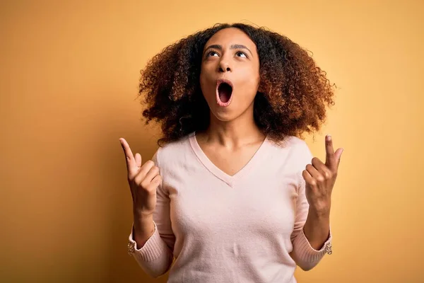 Mujer Afroamericana Joven Con Pelo Afro Vistiendo Suéter Casual Sobre —  Fotos de Stock