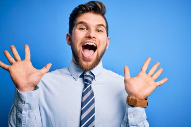 Sarışın, sakallı, mavi gözlü, şık gömlekli ve kravatlı genç bir işadamı çılgın ve başarıyı kutlarken kolları havada, gözleri açık heyecanla haykırıyor. Kazanan konsept