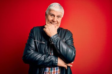 Kıdemli yakışıklı, beyaz gömlekli ve ceketli, izole edilmiş kırmızı arka planda kolları çapraz ve çenesi havada kameraya gülümseyen bir adam. Olumlu düşünüyorum..