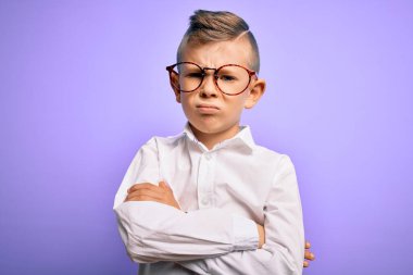 Mavi gözlü, mor arka planda beyaz gömlek giyen, kuşkucu ve gergin, yüzünde çapraz kollu tasvip etmeyen bir ifade olan küçük beyaz bir çocuk. Negatif kişi.