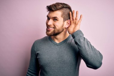 Sakallı, mavi gözlü, sıradan süveter giyen, ağzı kulaklarında gülümseyen, dedikoduları ve dedikoduları dinleyen genç, yakışıklı sarışın bir adam. Sağırlık kavramı.