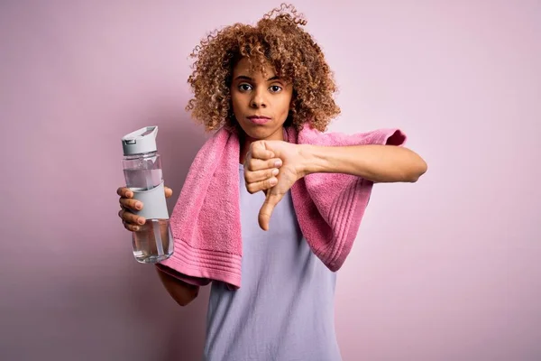 Junge Afrikanisch Amerikanische Sportlerin Mit Handtuch Trinkflasche Mit Wütendem Gesicht — Stockfoto