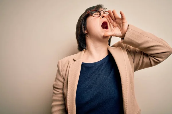 Jonge Zakenvrouw Met Een Bril Een Geïsoleerde Achtergrond Schreeuwend Schreeuwend — Stockfoto