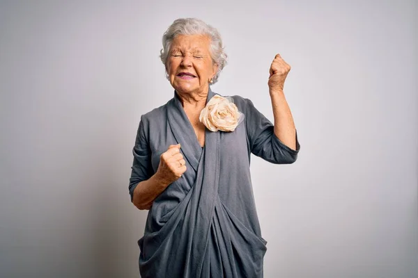 Senior Belle Femme Aux Cheveux Gris Portant Une Robe Décontractée — Photo