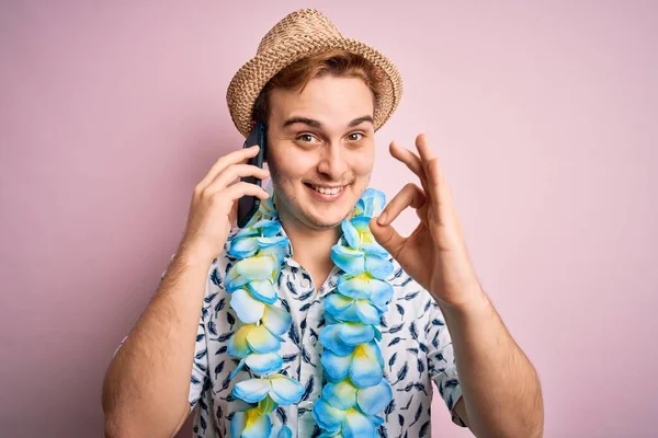 Молодий Чоловік Відпустці Носить Капелюх Гавайські Леї Розмовляють Смартфоні Роблячи — стокове фото