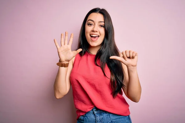 Jonge Brunette Vrouw Dragen Casual Zomer Shirt Roze Geïsoleerde Achtergrond — Stockfoto