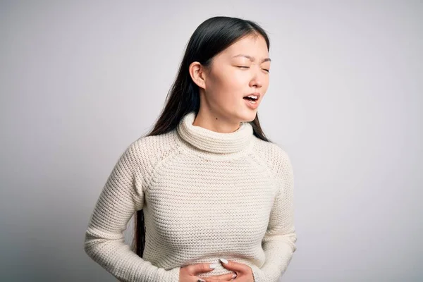 年轻美丽的亚洲女人穿着休闲装站在孤立的背景上 双手放在肚子上 因为恶心 痛苦的疾病感觉不舒服 阿切概念 — 图库照片