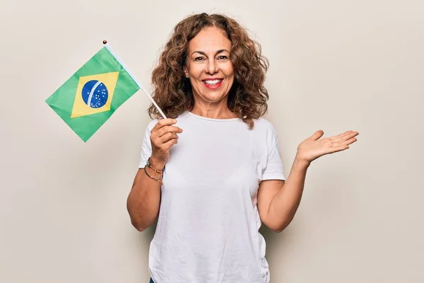 Idade Média Bela Mulher Patriótica Segurando Bandeira Brasileira Sobre Fundo — Fotografia de Stock