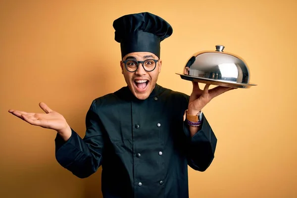 요리사 복장을 쟁반을 브라질인 요리사는 행복하고 모습으로 승리를 축하하며 미소를 — 스톡 사진