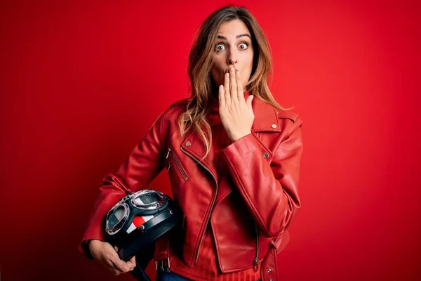 美しいブルネットのオートバイのヘルメットを保持赤いジャケットを身に着けているオートバイの女性は ミスのための恥とショックを受けた手で口をカバー 恐怖の表現 沈黙の中で怖がって 秘密の概念 — ストック写真