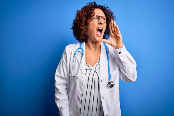Mujer Doctora Pelo Rizado Mediana Edad Que Usa Abrigo Estetoscopio — Foto de Stock