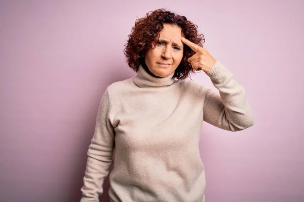 Medioevo Bella Donna Capelli Ricci Indossa Maglione Dolcevita Casual Sfondo — Foto Stock